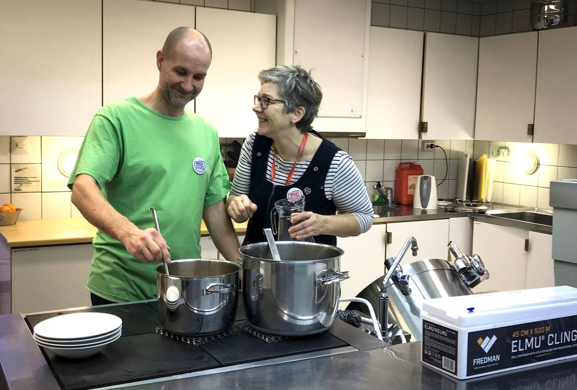 Kokki Matti Orava ja salityöntekijä Johanna Sademaa ovat Waste & Feastin vakituiset työntekijät.