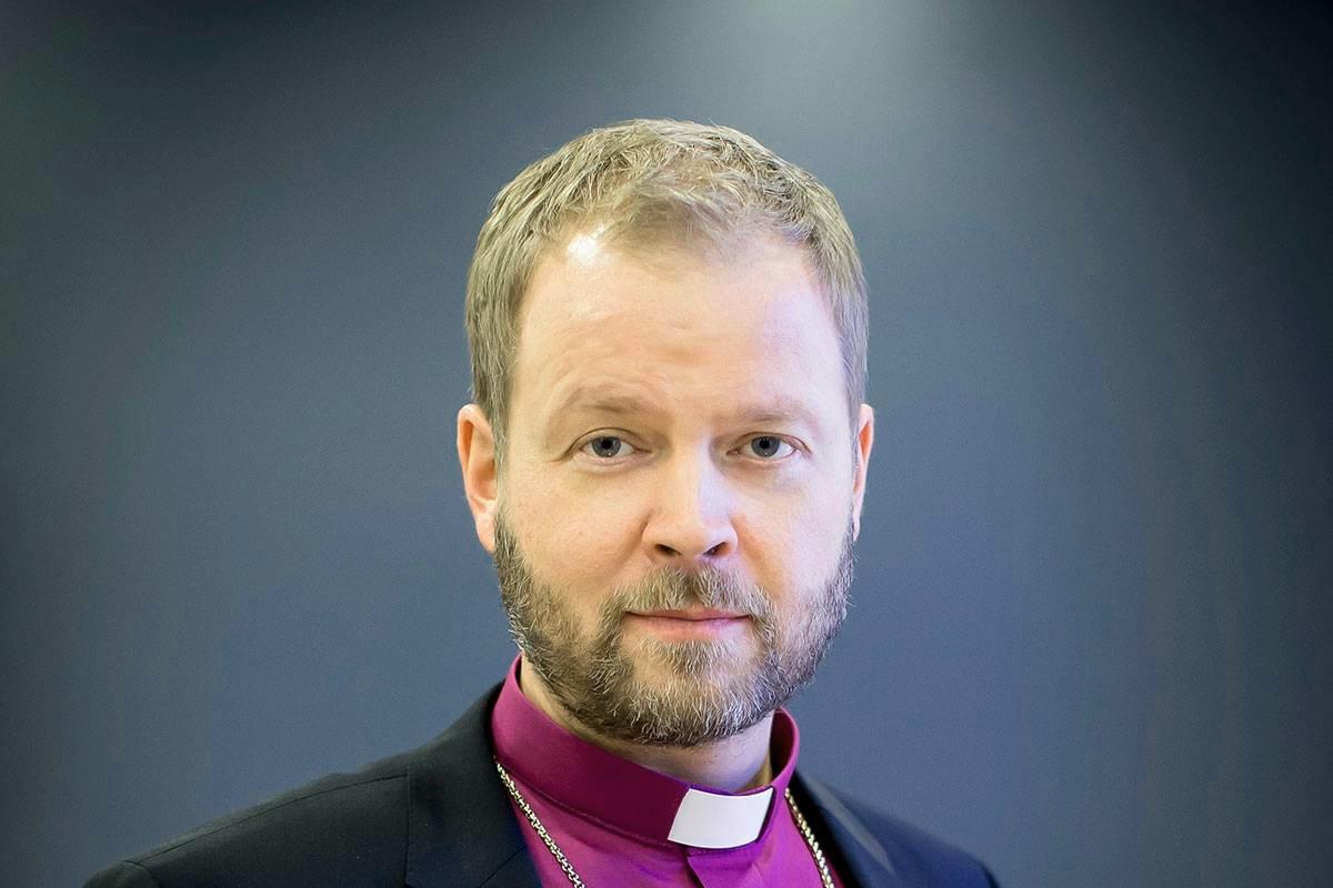 Piispa Teemu Laajasalo antaa tukensa viranomaiselvityksille.