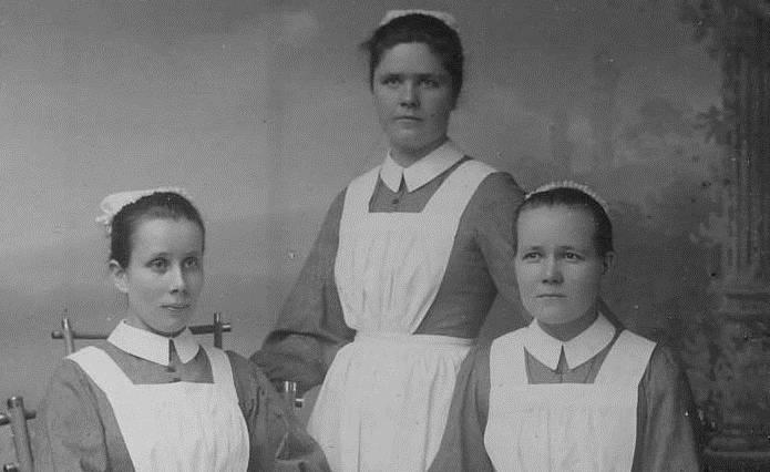 Helsingin Diakonissalaitoksen koesisaria 1910-luvulta. Alppilassa toimiva Diakonissalaitos hoiti Helsingin taisteluissa haavoittuneita sotilaita käsivarsinauhan väriin katsomatta. Kuva: Helsingin diakonissalaitoksen arkisto.