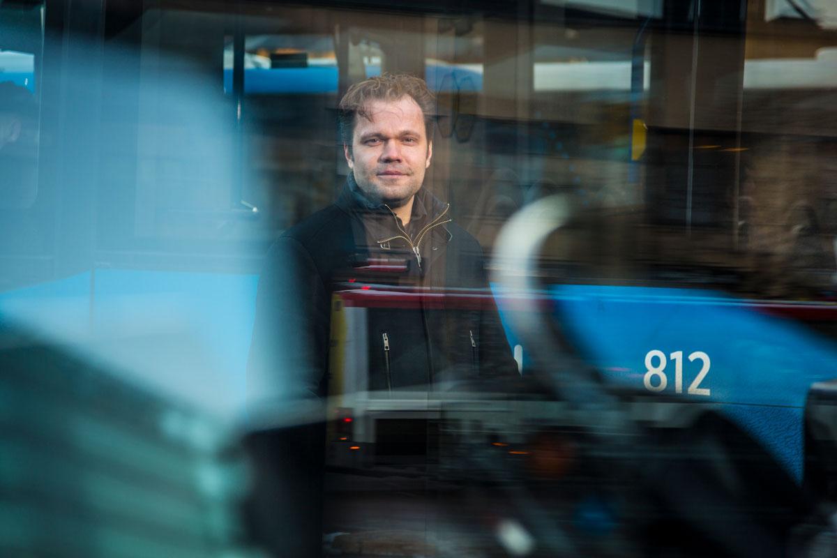 Oopperalaulaja ei välttämättä joka hetki työllisty omalla alallaan. Olli Tuovinen tekee silloin mieluummin vaikka bussinkuljettajan töitä kuin on työttömänä.