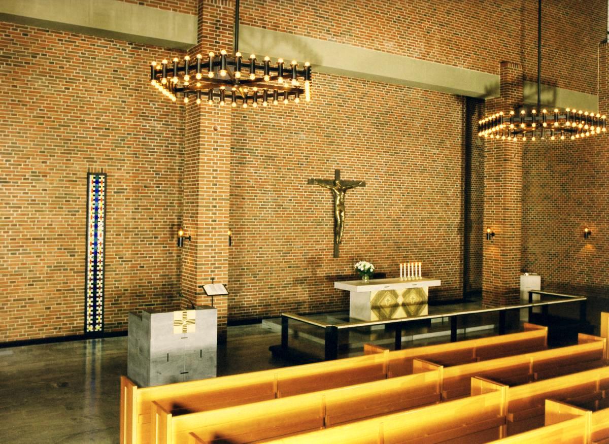 Malmin kirkko on tehty punatiilestä ja sen sisustuksessa on käytetty vuolukiveä ja marmoria. Kuva: Malmin seurakunta.