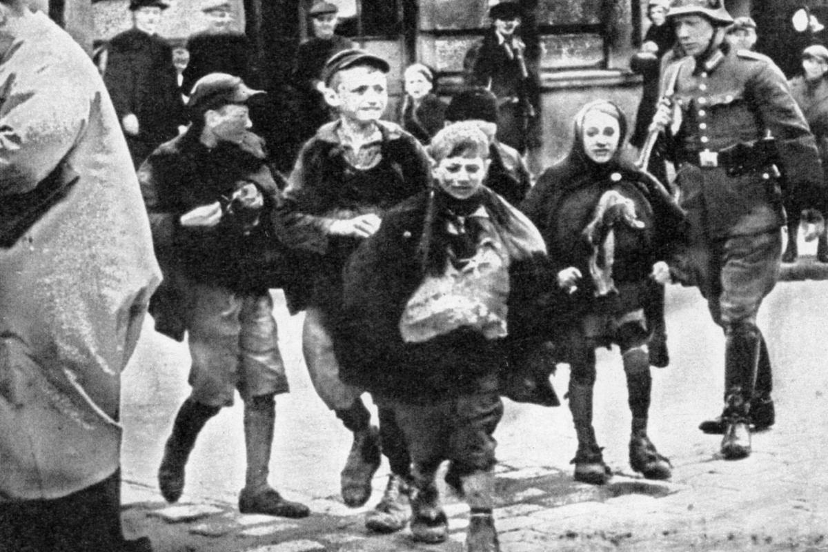 Varsovan ghetossa natsit erottivat lapset vanhemmistaan ennen tuhoamisleirille lähettämistä.