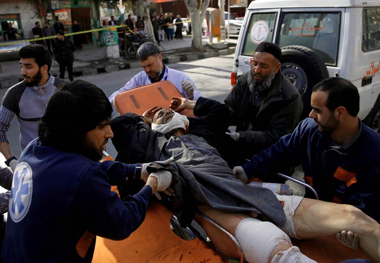 Kabulissa 27. tammikuuta terrori-iskussa haavoittunutta viedään sairaalaan.
