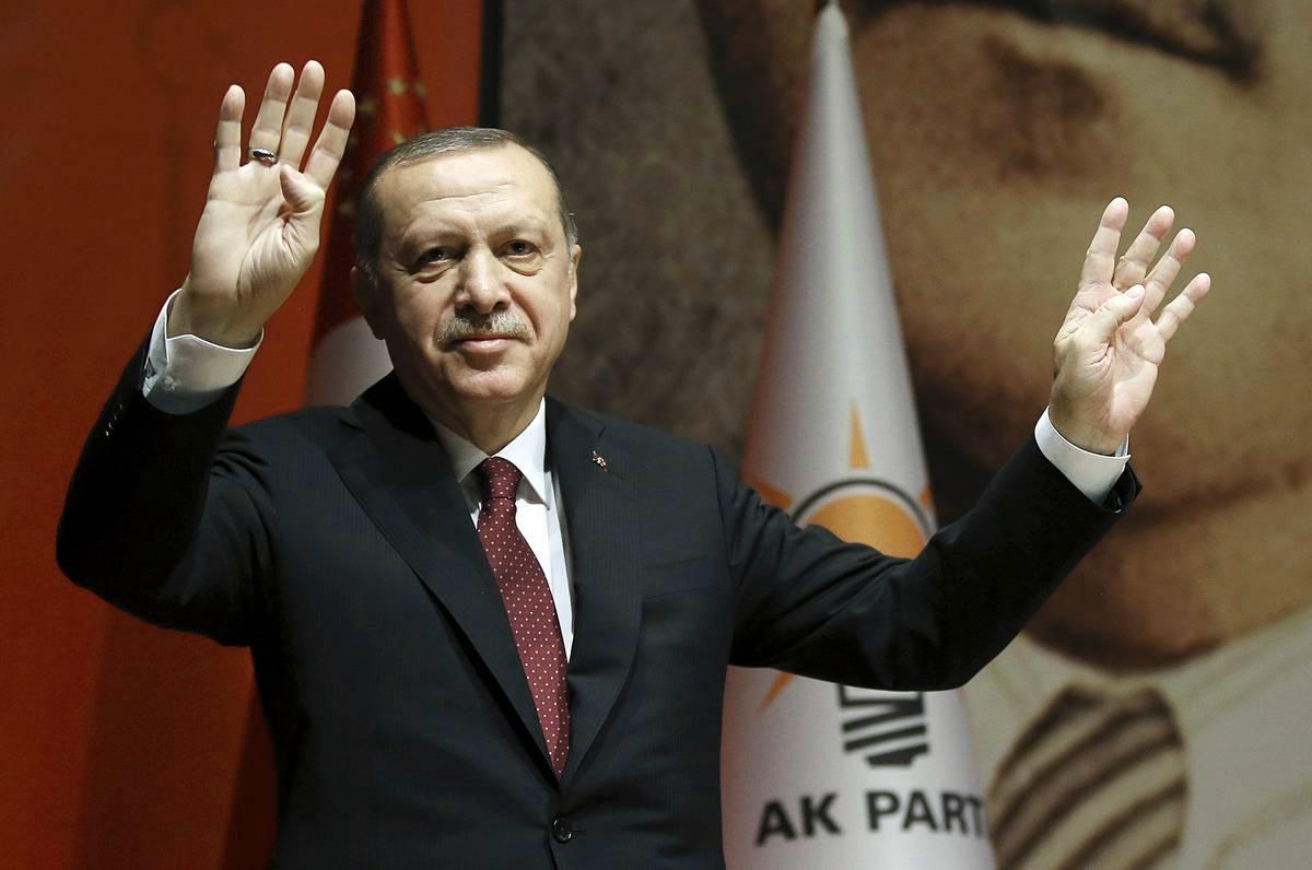 – Tarpeen tullen Erdoğan käyttää vahvaa nationalistista retoriikkaa, joka on tavallaan konfliktissa hänen toisissa yhteyksissä käyttämänsä ja hänelle paljon tyypillisemmän islamia ja muslimien yhteyttä korostavan puheen kanssa, selittää Turkkiin perehtynyt konsultti Kari Vitikainen. Kuva: Yasin Bulbul / AP / Lehtikuva