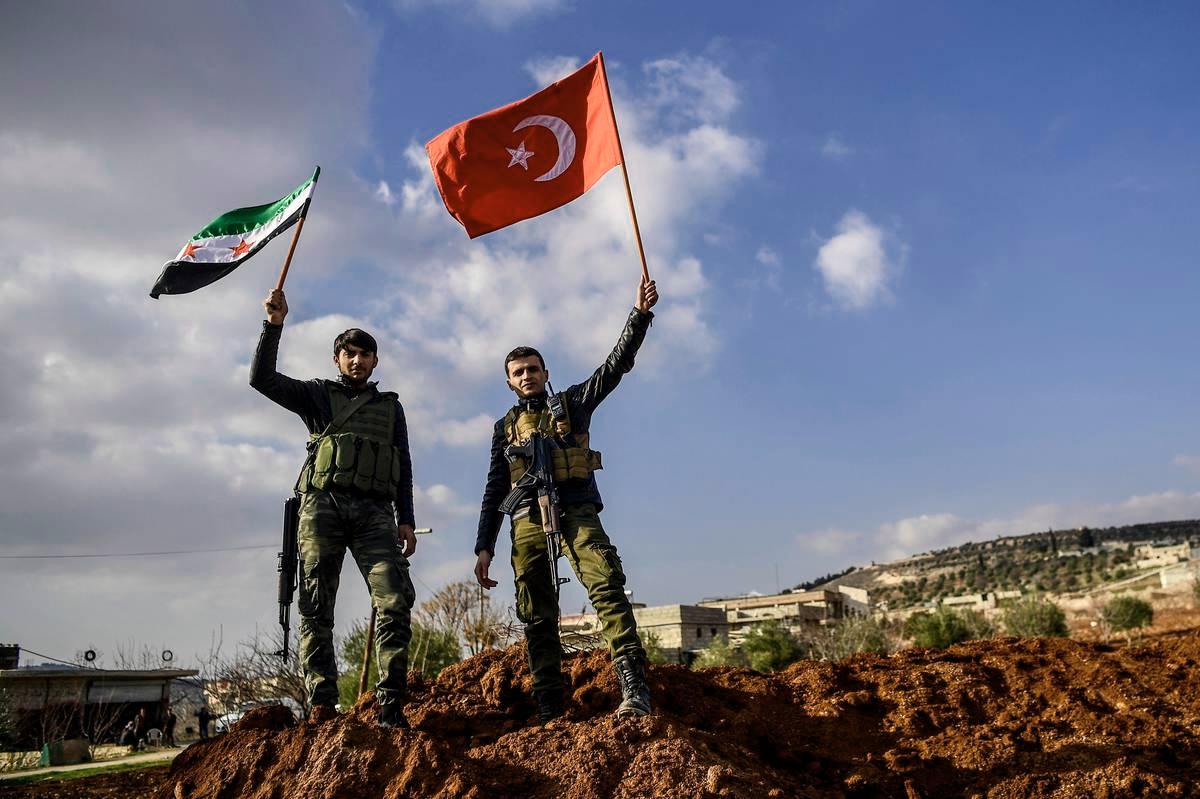 Turkin tukemat syyrialaiskapinalliset heiluttivat 2. helmikuuta Turkin ja Vapaan Syyrian armeijan lippuja Pohjois-Syyrian kurdialueella. Kuva: Lehtikuva / AFP