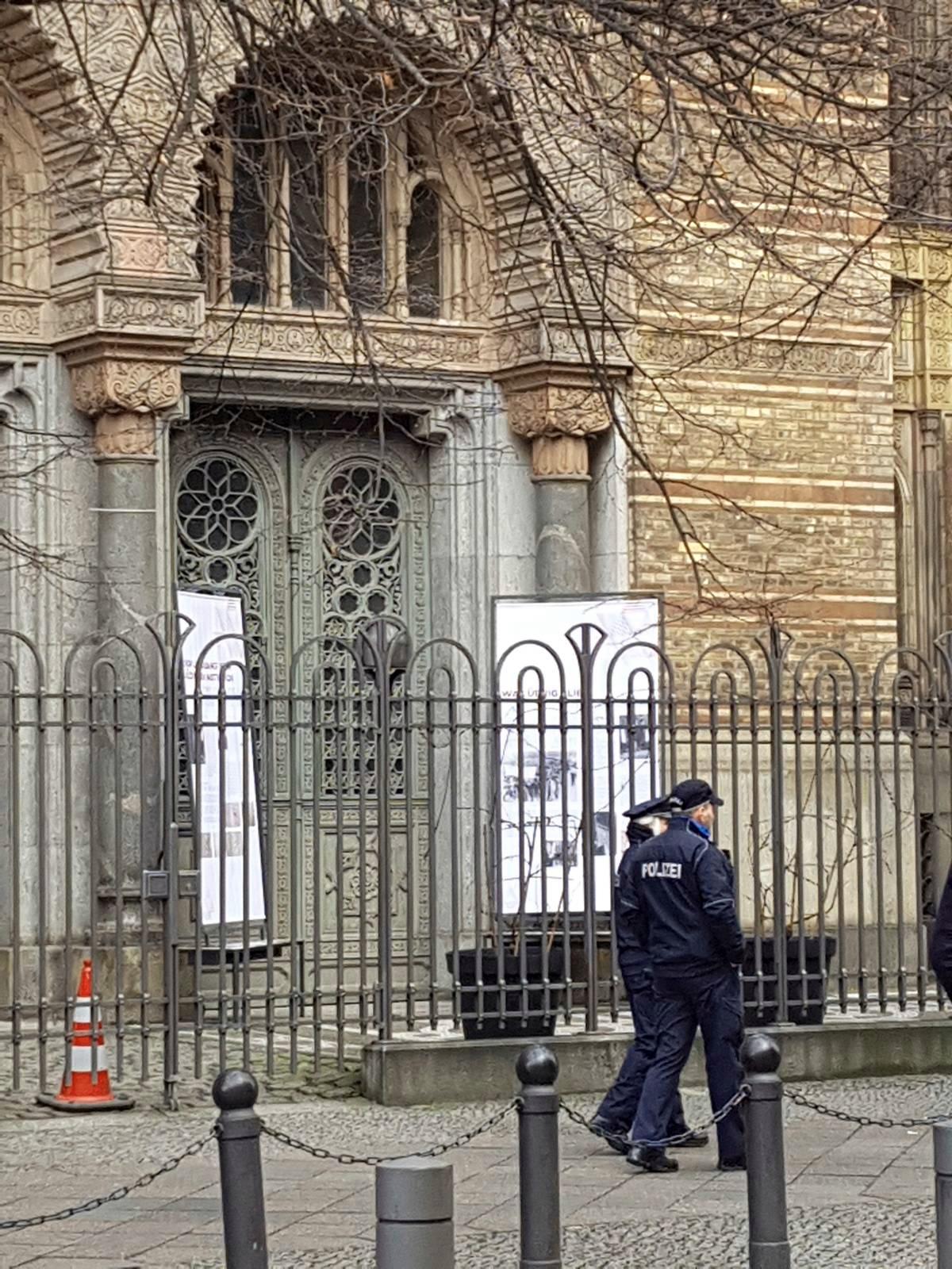 Mitten kaupunginosassa sijaitseva Uusi synagoga on yksi Berliinin arviolta 60 juutalaisesta instituutiosta, jotka ovat ympärivuorokautisessa poliisivalvonnassa. Kuva: Maarit Lukkarinen