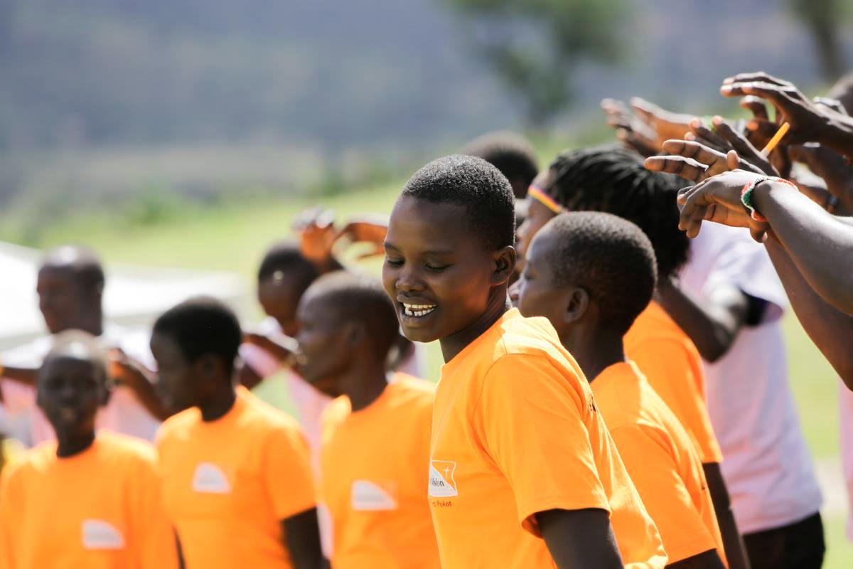 Avustusjärjestö suojelee kenialaisia tyttöjä silpomiselta järjestämällä vaihtoehtoisia aikuistumisriittejä, joissa nuoria koulutetaan ja juhlitaan.