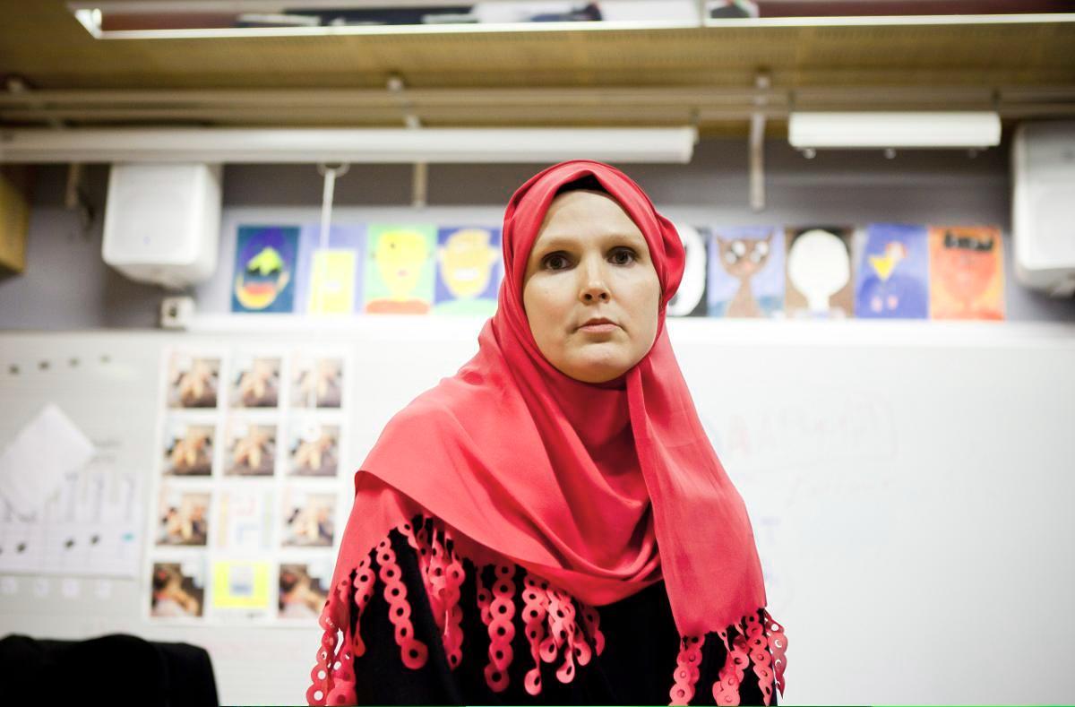 Islamin uskonnonopettaja Suaad Onniselkä opettaa Vesalan yläasteella Helsingissä, kuva on otettu marraskuussa 2011.