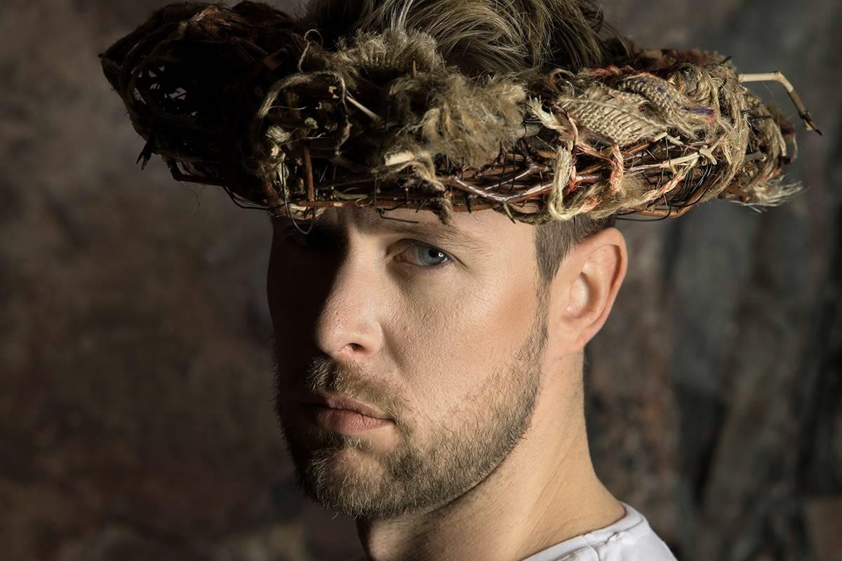 Oopperalaulaja Waltteri Torikka esittää Jeesusta tämän vuoden Via Crucis -näytelmässä. Kuva: Sakari Röyskö