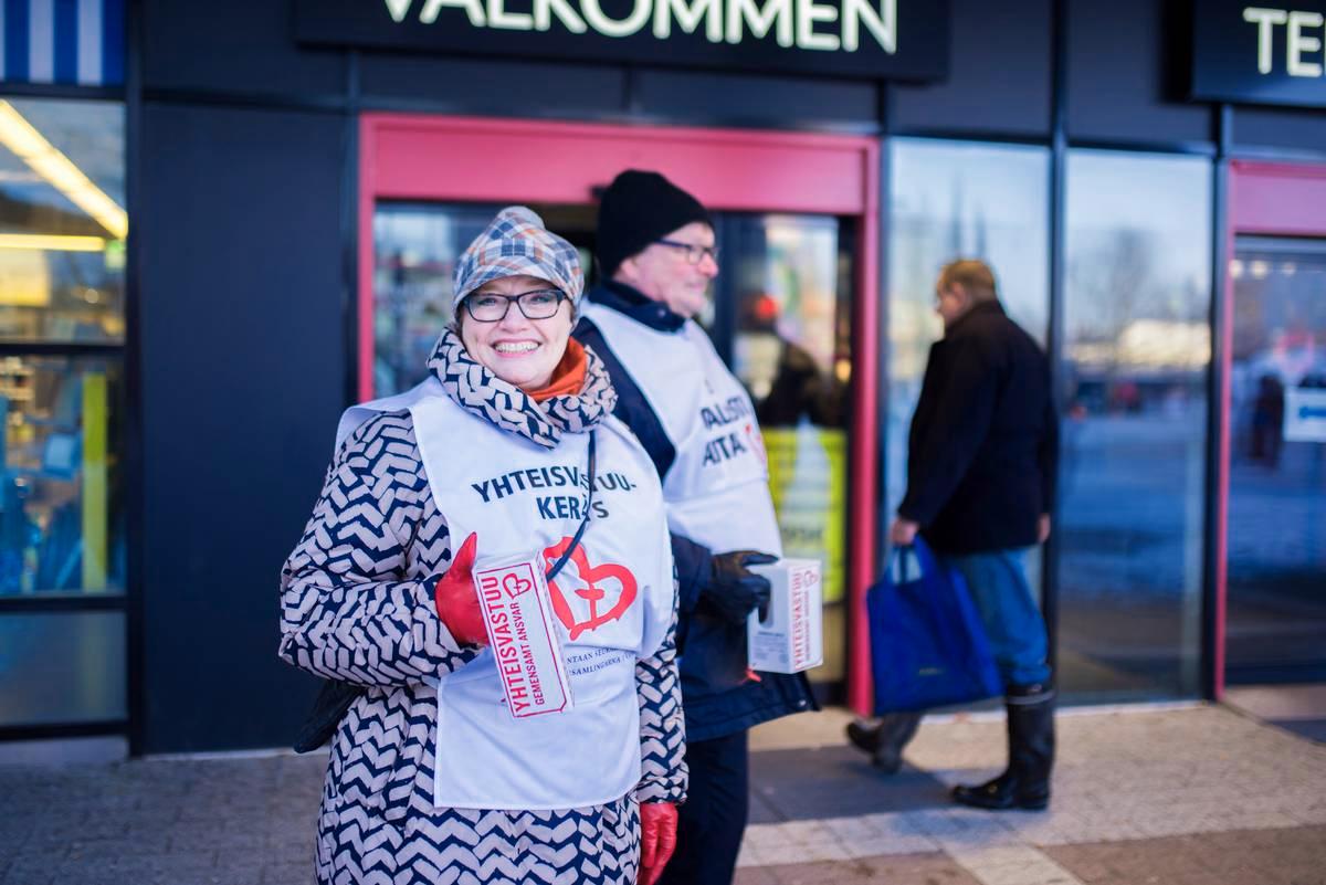 Vantaan uusi kaupunginjohtaja Ritva Viljanen lähti Vantaankosken kirkkoherran Hannu Pöntisen pariksi yhteisvastuukerääjäksi Myyrmäkeen.