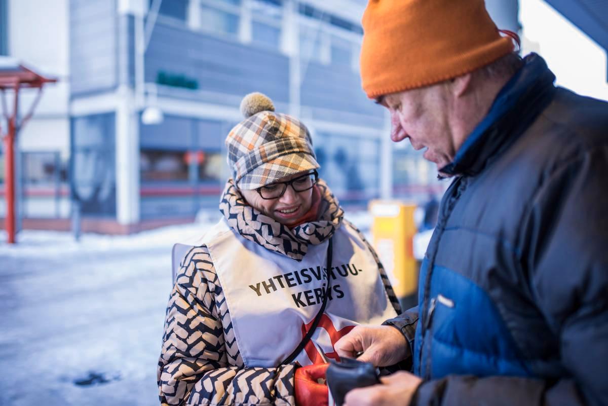 Arto Jokinen laittaa rahaa kaupunginjohtaja Ritva Viljasen keräyslippaaseen.