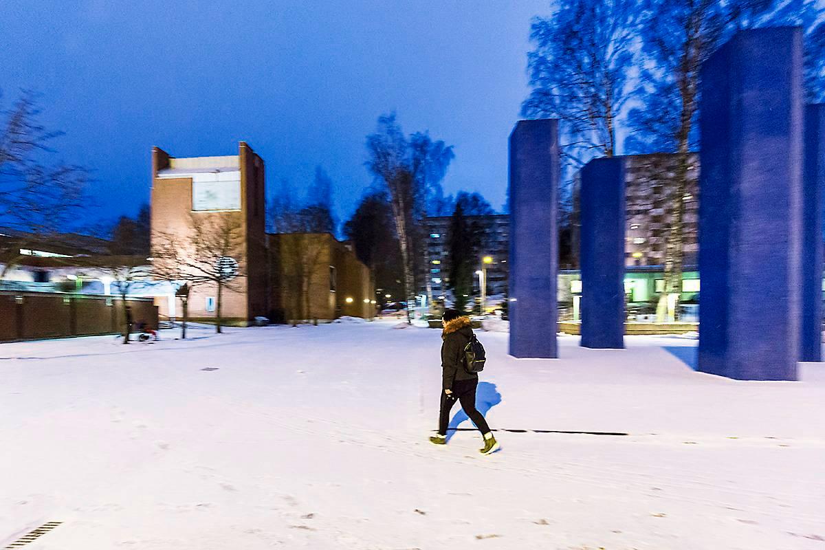 Sini Rajala kävelee kotoaan Myllypurosta vajaassa 20 minuutissa töihin Waste & Feast -lounasravintolaan Itäkeskuksessa sijaitsevalle Matteuksenkirkolle.