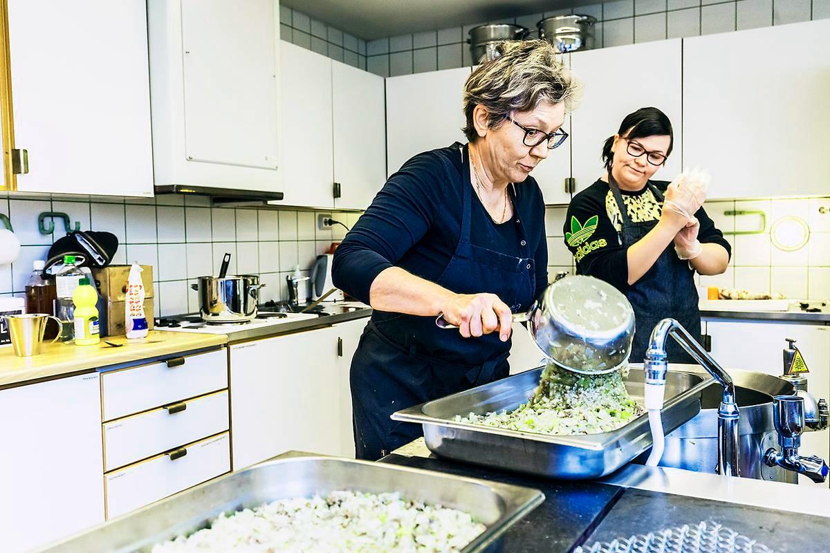 Hävikkiruokaravintola Waste & Feastin salityöntekijä Johanna Sademaa on jo pitkällä kaalilaatikon valmistamisessa, kun Sini Rajala aloittaa aamukahdeksalta työt.