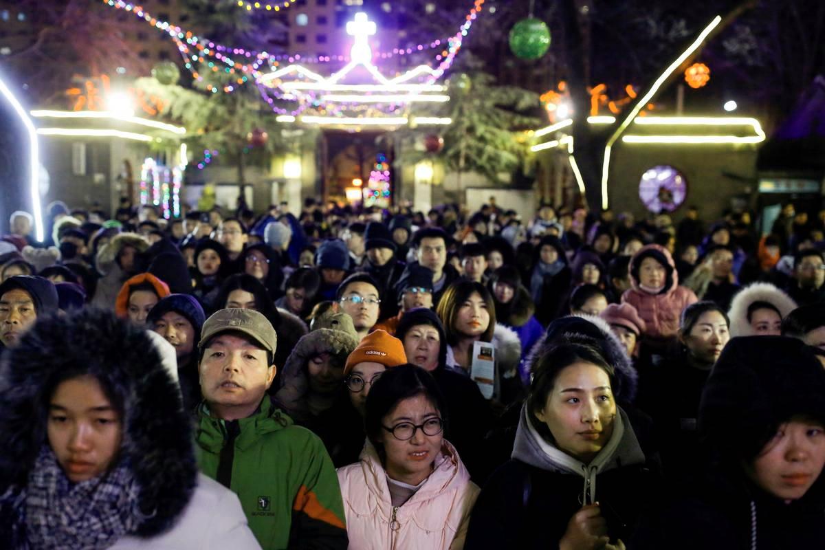 Kaikista maailman maista kristittyjen määrä kasvaa eniten Kiinassa. Kuva on viime vuonna jouluaattona katolisesta katedraalista Pekingistä. Kuva: Thomas Peter / Reuters / Lehtikuva