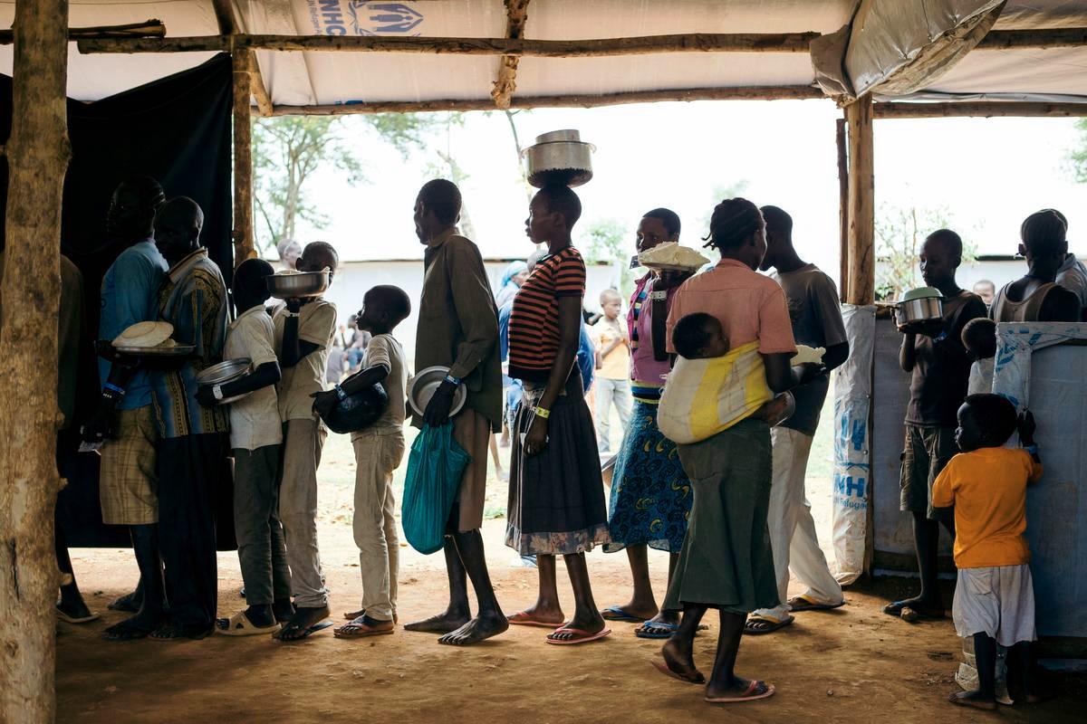 Ruokajakelu Bidibidin pakolaisasutusalueella. Ugandassa kuukausittain jaettavia ruoka-annoksia on pakolaisten valtavan määrän takia jouduttu vähentämään.