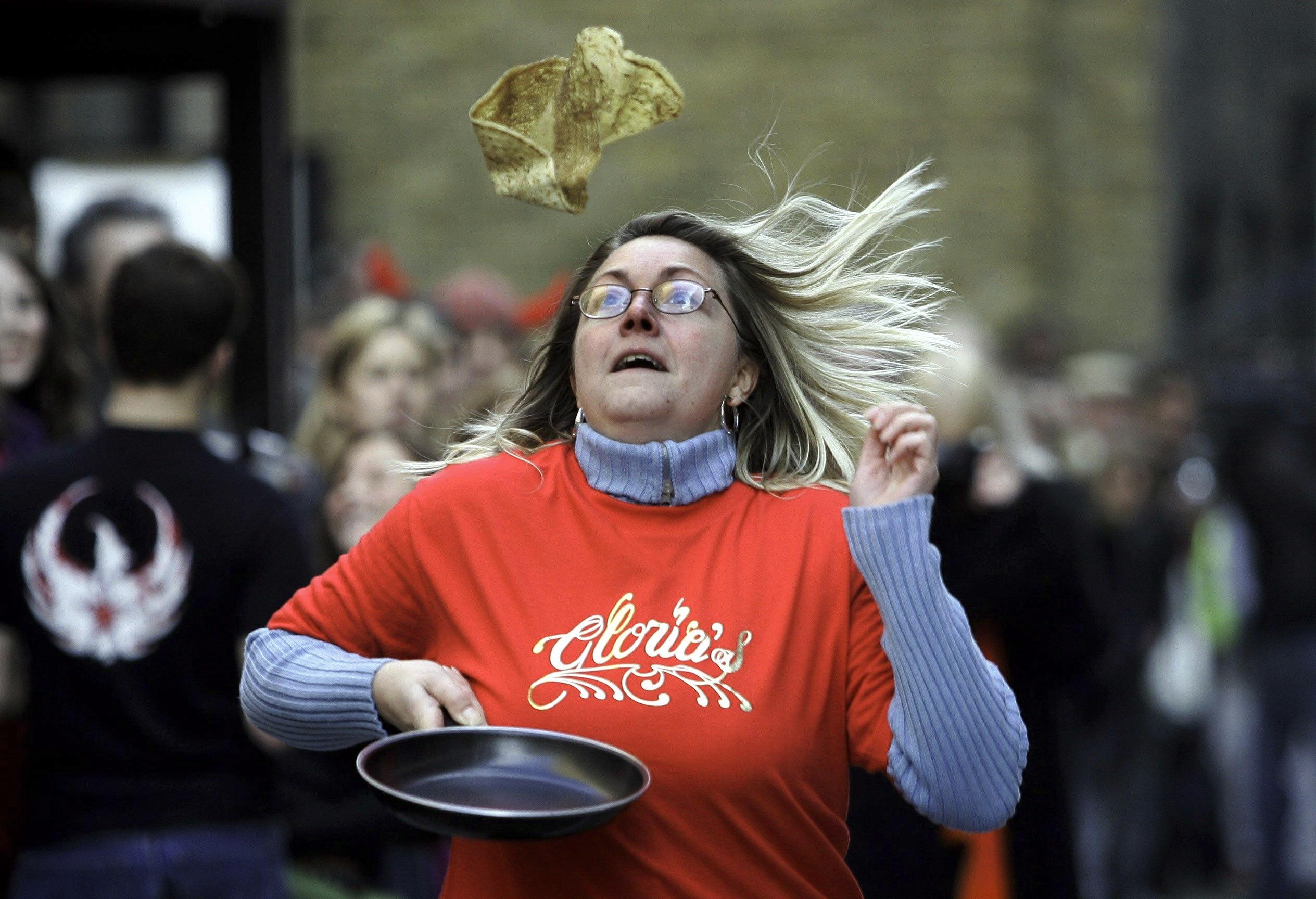 Briteille ja irlantilaisille laskiaistiistai on letunpaistopäivä, Pancake Tuesday. Lettupannun kanssa juostaan myös kilpaa. Kuva: Adam Butler/AP Photo/Lehtikuva.