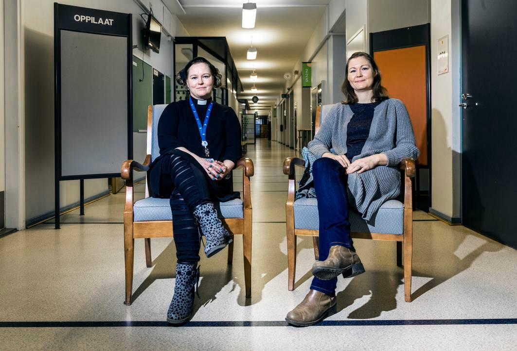 Kriisityössä tärkeintä on olla ihminen ihmiselle, oppilaitospappi Sanna Uusitalo (vas.) ja kuraattori Anniina Enovaara ajattelevat.