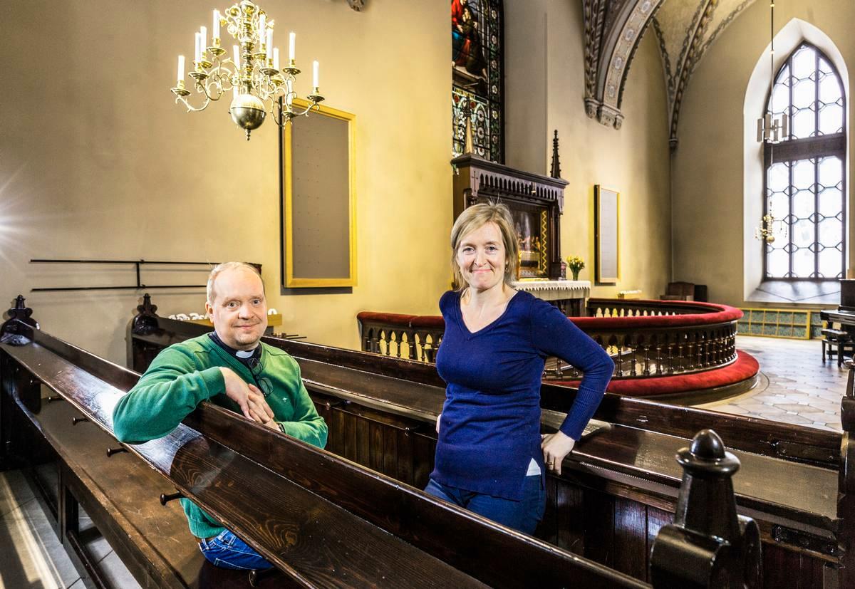 Pappi Jaakko Hyttinen ja tapahtumakoordinaattori Susanna Lönnqvist ovat huomanneet, että Pyhän Laurin kirkko on monelle rakas.