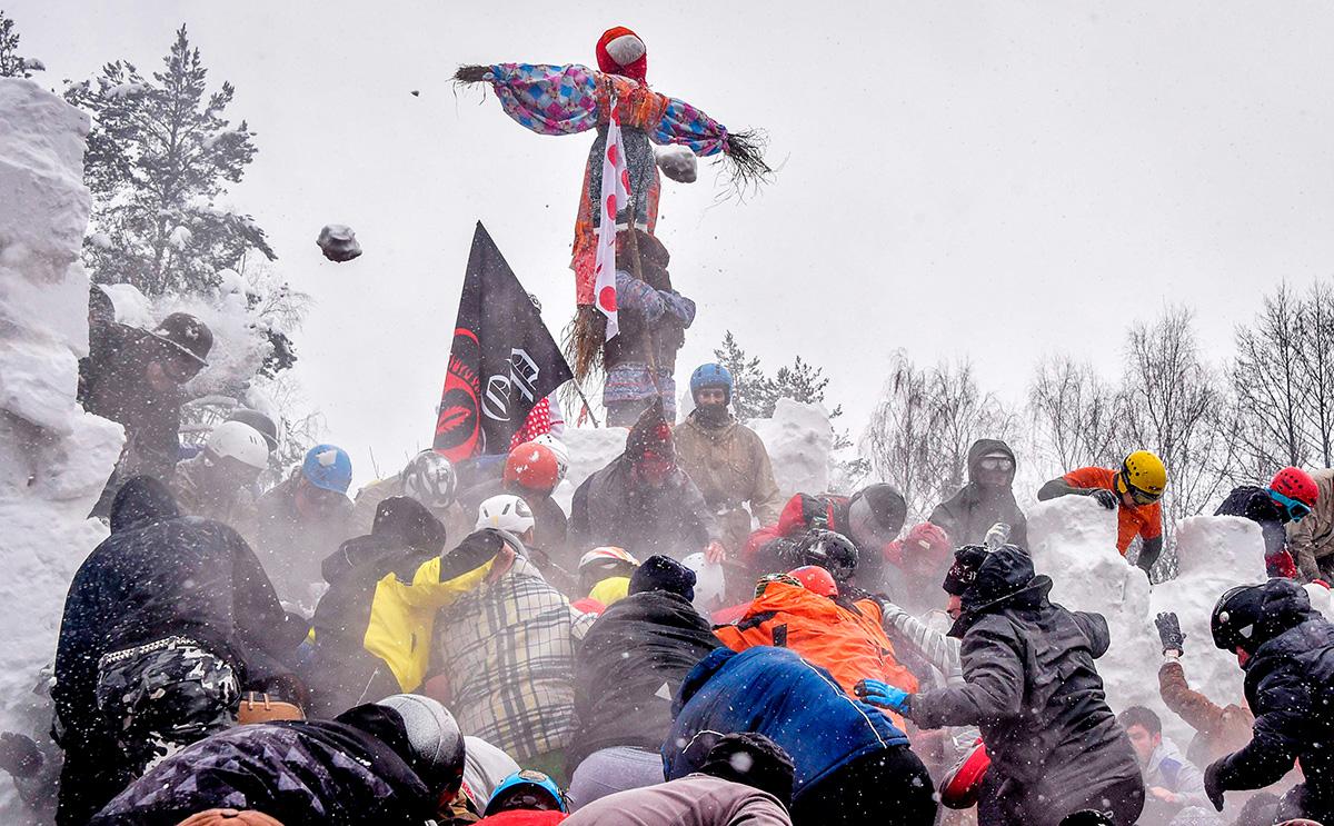 Venäläiset ortodoksikristityt leikkivät lumisotaa maslenitsa-juhlassa Moskovan lähellä 18. helmikuuta 2018. Maslenitsa on vanha slaavilainen juhla. Sitä vietettiin jo ennen kristinuskoa talven taittumisen ja kevään sarastuksen juhlana. Perinteisesti maslenitsana syödään pyöreitä blinejä. Ne symboloivat aurinkoa, pimeyden voittajaa. Kristinuskon myötä maslenitsasta tuli paaston alkamisen juhla, laskiainen. Sitä vietetään tanssien ja ilakoiden. Maslenitsaan kuuluu myös olkinukke, joka poltetaan juhlan päätteeksi. Maslenitsa-nuken tuhka levitetään pellolle hyvän sadon toivossa.