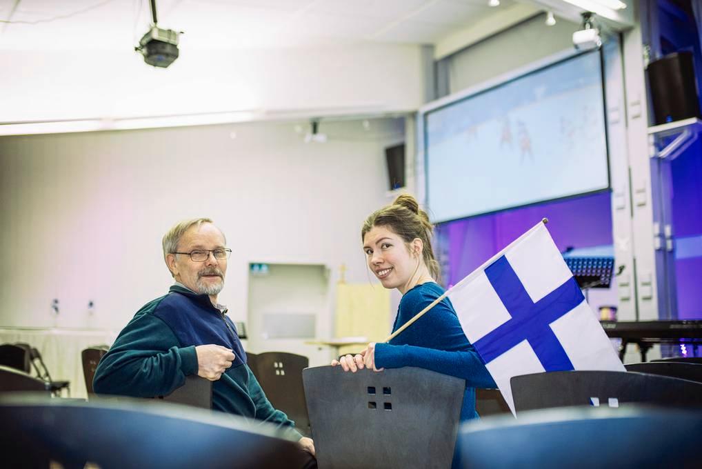 Emma Perälä tuli kappeliin katsomaan Suomen peliä Kanadaa vastaan. Emma kamppaili rakennuksen säilyttämisen puolesta ja on nyt iloinen siitä, että Seppo Vihinen on pitänyt kappelista hyvää huolta.