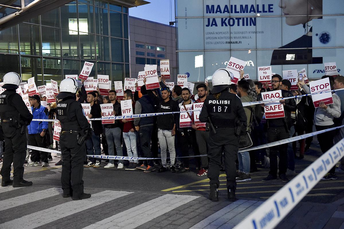 Helsinki-Vantaan lentokentällä järjestettiin viime heinäkuussa mielenosoitus, jossa vastustettiin pakkopalautuksia Irakiin. Kuva ei liity Mustafan tapaukseen.