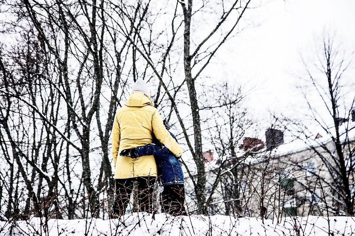 Perheenjäsenen kuolema koskettaa syvästi koko perhettä. Espoon ja Helsingin seurakuntien surutyön ammattilaiset tarjoavat tukeaan lapsiperheiden suruleireillä.