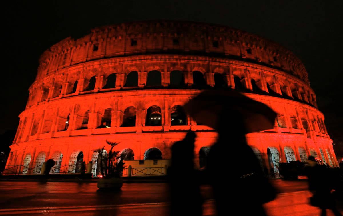 Colosseum valaistiin punaiseksi lauantaina 24. helmikuuta. Kuva: Remo Castilli / Reuters / Lehtikuva