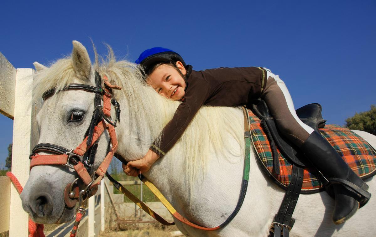 Huopalahden ja Lauttasaaren kirkoilla pääsee ratsastamaan ponilla.