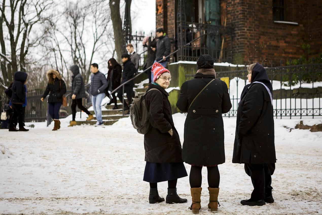 Pyhän Henrikin katedraalissa on sunnuntaisin useita messuja. Kun väki poistuu edellisestä, uutta jo odotellaan.