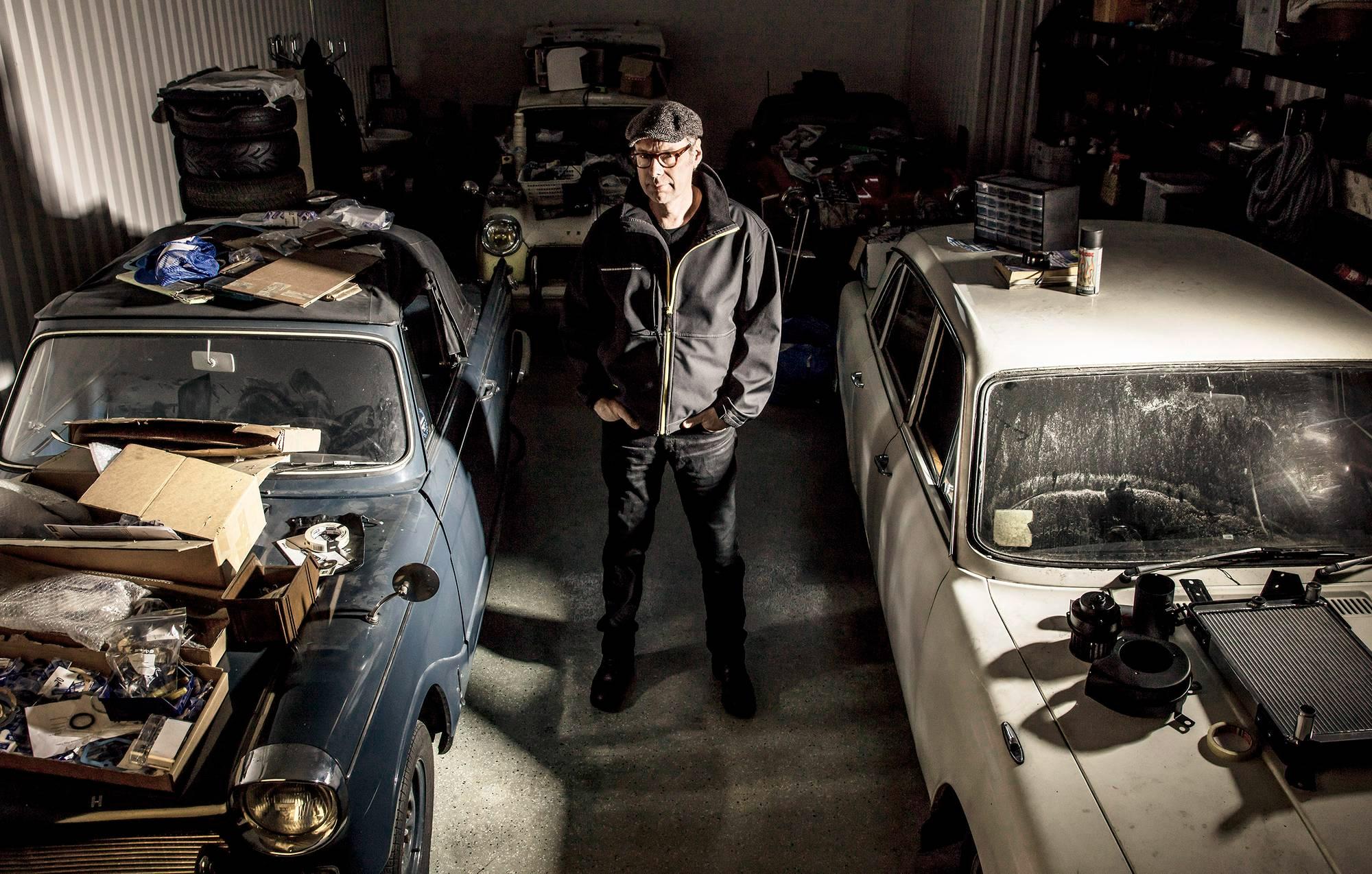 Mika Myllyaho pitää yllä autonasentajataitojaan korjaamalla vapaa-ajalla Triumph Spitfire -urheiluautoaan.