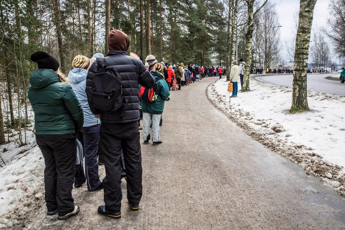 Satoja ihmisiä odotti vuoroaan Myllypuron leipäjonossa helmikuussa 2017.