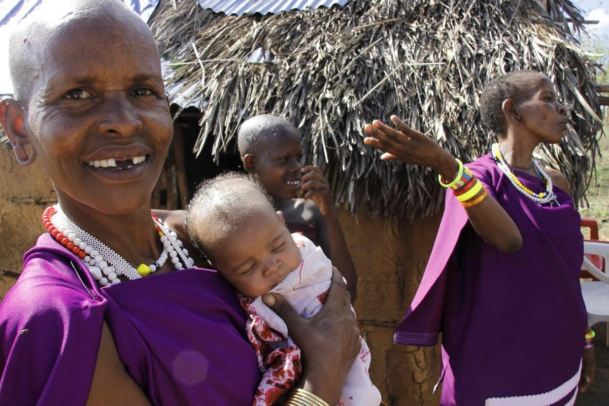 Vain harvassa maasaikylässä on terveyspalveluita. Mikongorossa iloittiin esikoulunopettaja Naitopwaki Johanan (oik.) vauvan syntymästä. Ylpeä täti (vas.) tuli paikalle, mutta ikävä kyllä pienokainen menehtyi pian.
