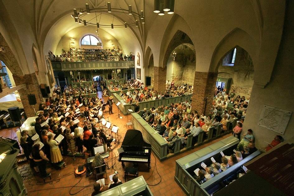 Passiot, oratoriot ja requiemit ovat suosittuja tapahtumia seurakunnissa. Esimerkiksi Espoon tuomiokirkossa esitetään Bachin Johannes-passio.