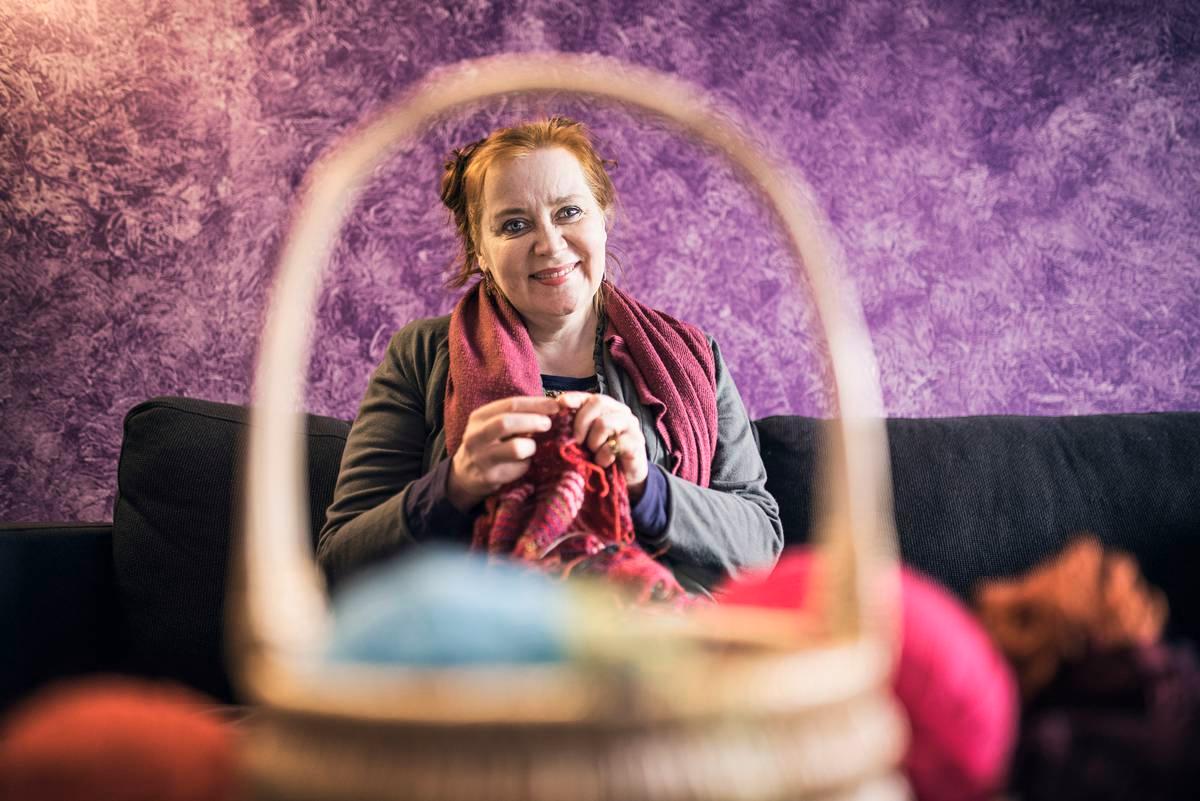 Meiju Riihelä on harrastanut käsitöitä 10-vuotiaasta lähtien. Runsaat värit ovat hänen tavaramerkkinsä.