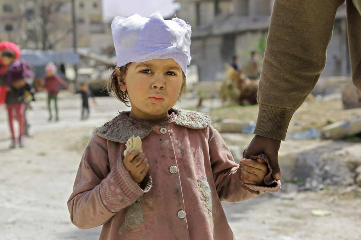 Haavoittunut tyttö 19. maaliskuuta Kfar Batnan kaupungissa Kaakkois-Ghoutassa, Damaskoksesta itään. Kuva: Lehtikuva / AFP / STR