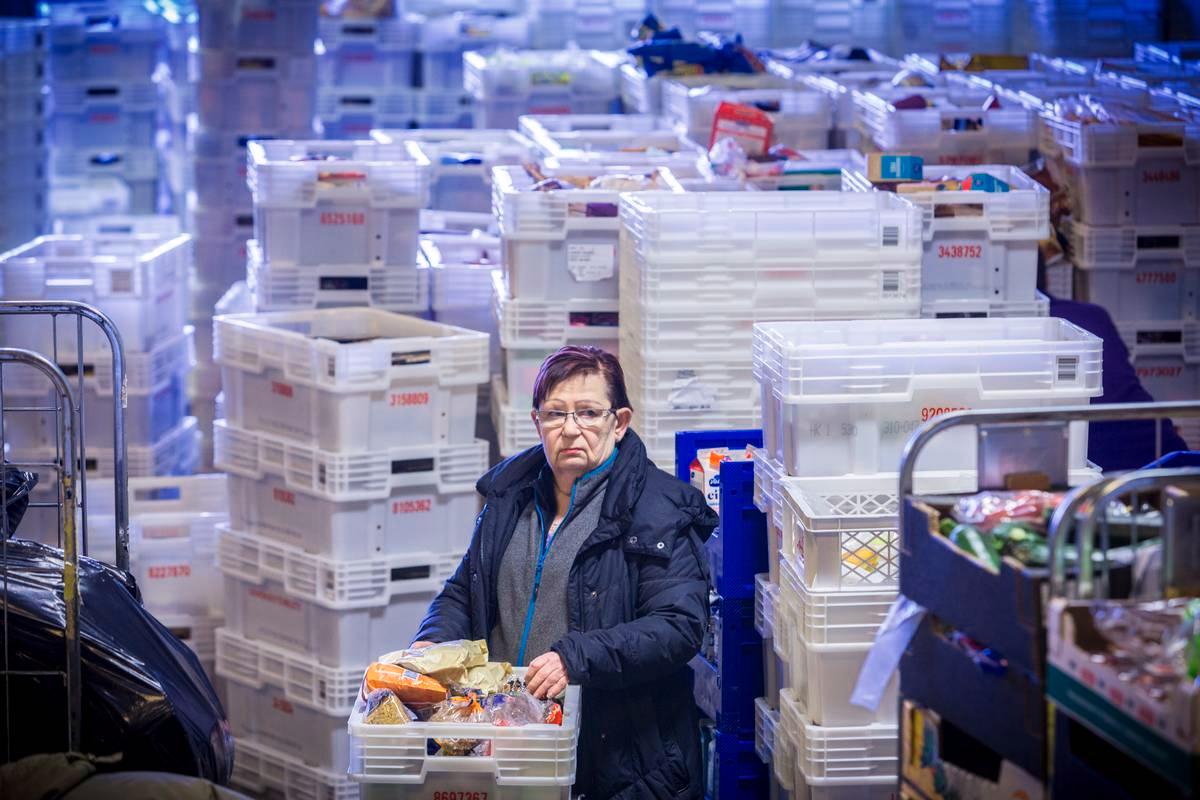 Toiminnanjohtaja Sinikka Backmanin mukaan Myllypuron elintarvikejakelussa kävijöistä suurin osa tulee Helsingistä. Noin 10 prosenttia on Vantaalta. Espoostakin käy muutamia. Kaikkia autetaan. – Nyt tuntuu siltä, että meitä syyllistetään ruokajonoissa seisottajiksi ja ihmisarvon alentajiksi, sanoo Backman.