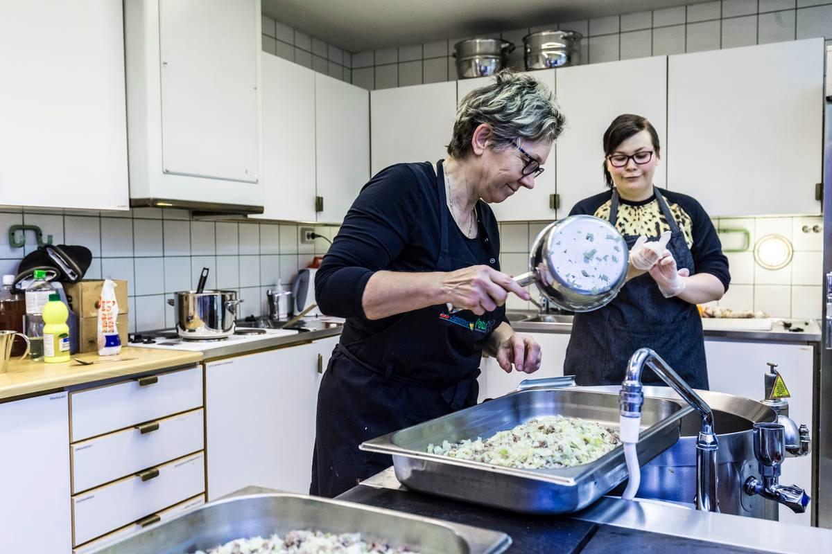 Hävikkiruokaravintola Waste & Feastin salityöntekijä Johanna Sademaa ja Sini Rajala työn touhussa.