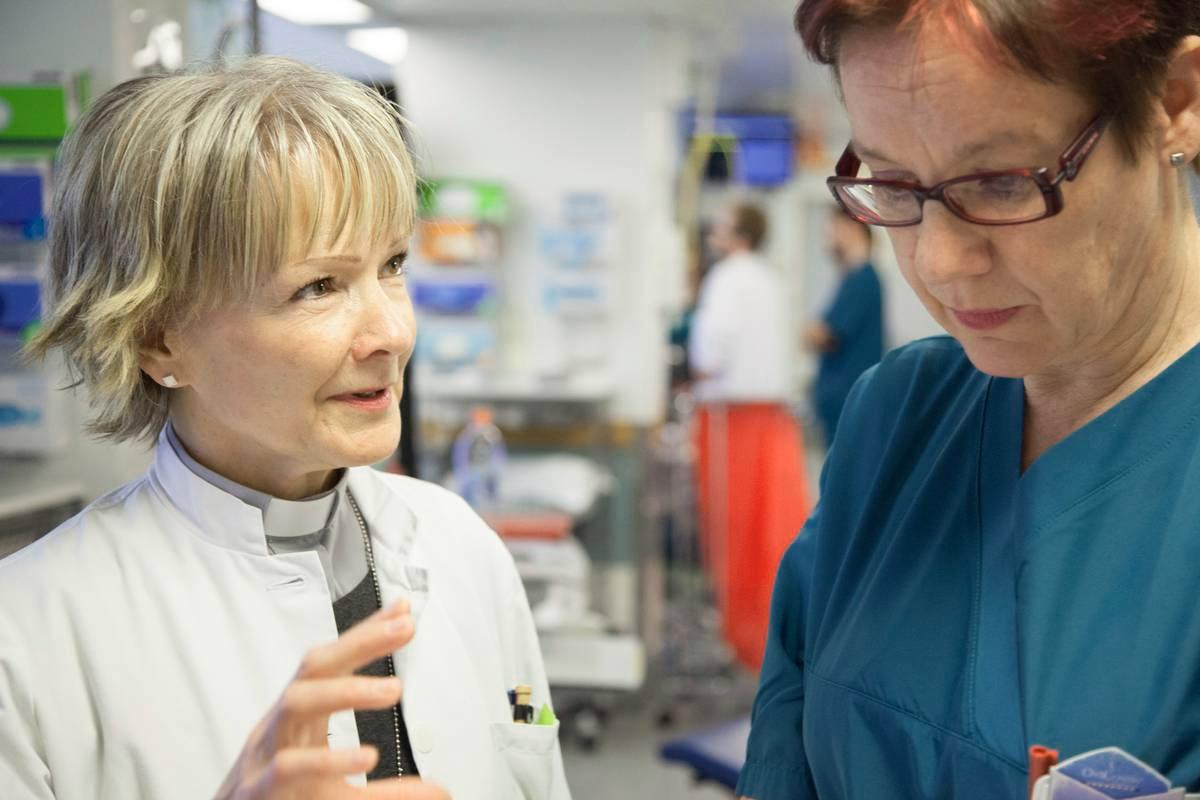 Sairaalapastori Tuula Pasuri ja apulaisosastonhoitaja Marja-Leena Pihlajamaa keskustelevat Töölön sairaalan teho-osastolla.