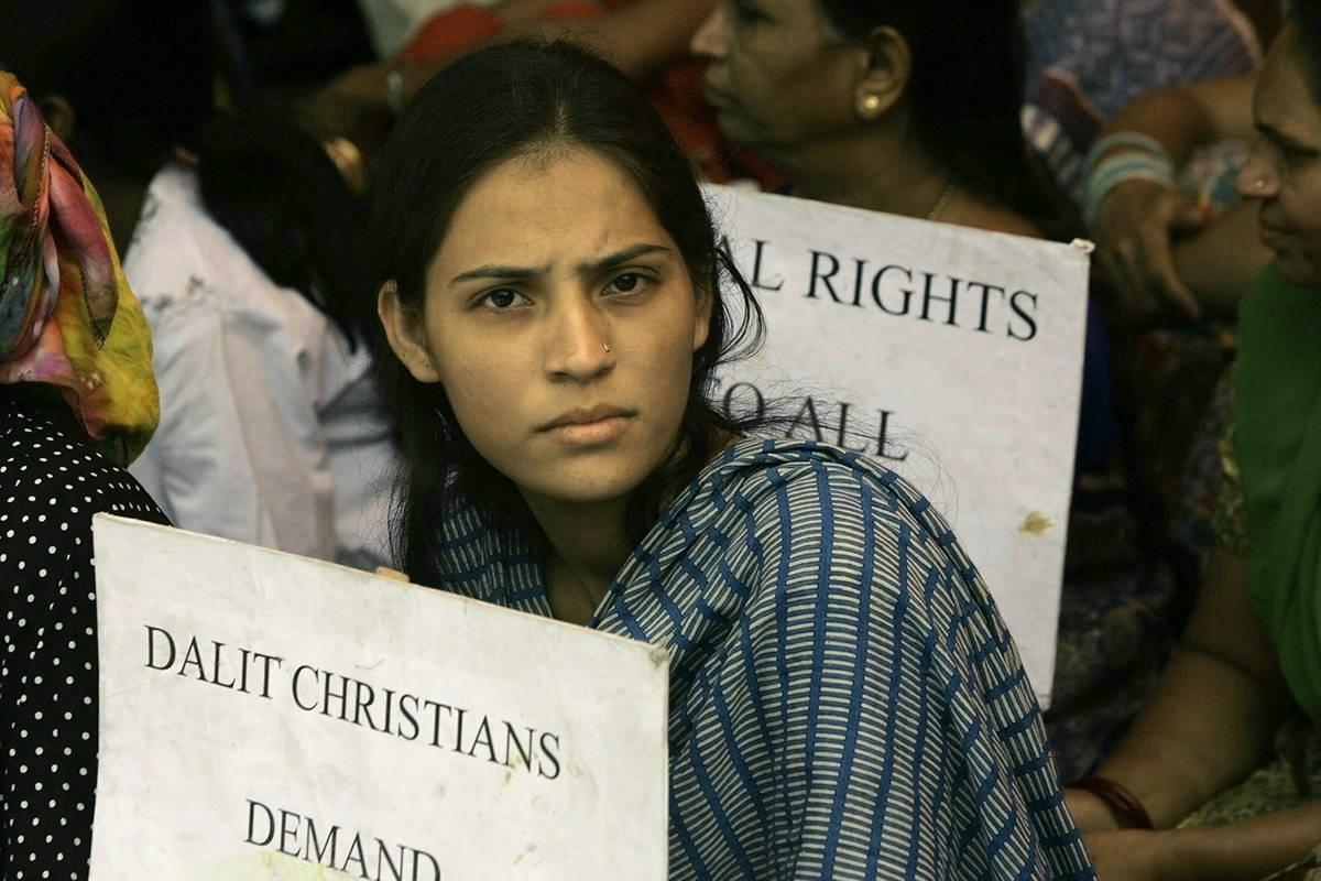 New Delhissä vuonna 2009 nainen istui mielenosoituksessa, jossa daliteille vaadittiin samoja oikeuksia kuin muillekin. Kuva: Gurinder Osan / Lehtikuva