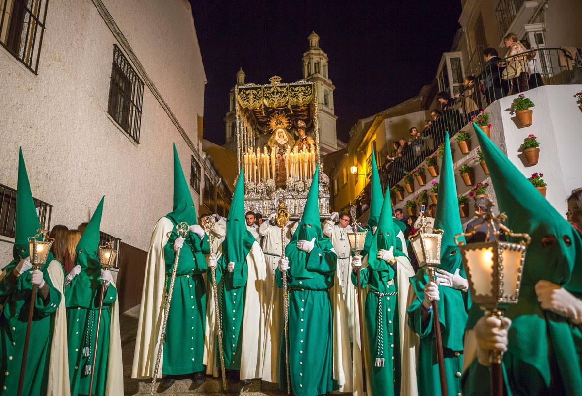 Pääsiäistä edeltävällä hiljaisella viikkolla eli ”pyhällä viikolla” (semana santa) kansa kokoontuu Espanjassa kaduille Kristuksen kärsimystietä jäljitteleviin kulkueisiin. Ne alkavat palmusunnuntaina ja jatkuvat pääsiäissunnuntaihin asti.  Capiroteen eli kasvot peittävään piippalakkiin pukeutuneita kulkueiden jäseniä kutsutaan penitenteiksi eli syntiensä katujiksi.  Espanjan hiljaisen viikon kulkueilla ei ole mitään tekemistä yhdysvaltalaisen rasistijärjestön Ku Klux Klanin kanssa. Ku Klux Klan käyttää myös capirotea, järjestö omaksui asunsa New Orleansin espanjalaisten kulkueista.