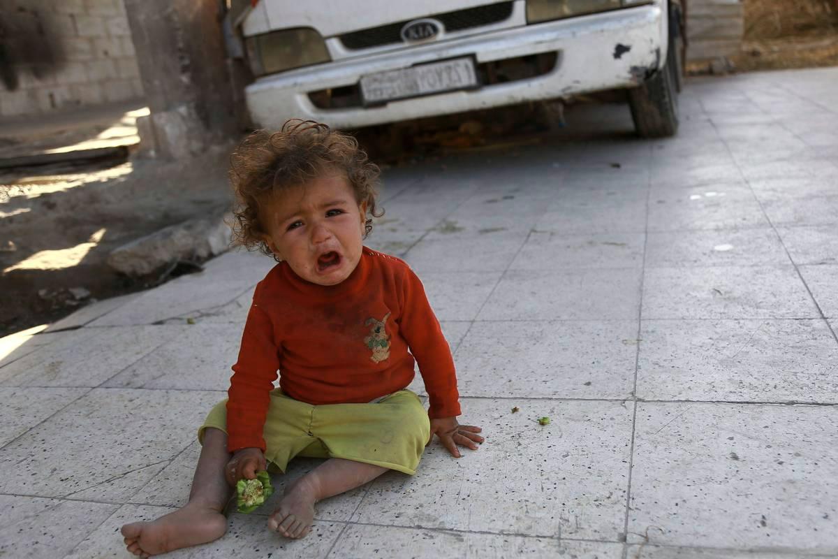 Syyrialainen pikkutyttö itkee sodan tuhoamassa Saqban kaupungissa Itä-Ghoutassa, jonne hänen perheensä on paennut. Journalismissa uhreiksi leimautuvat usein juuri naiset ja lapset.