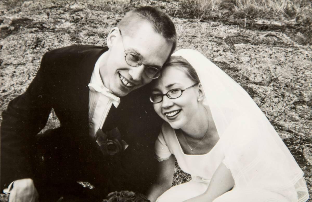 Matti ja Suvi Haavikko menivät naimisiin Espoon Tuomiokirkossa vuonna 2001.