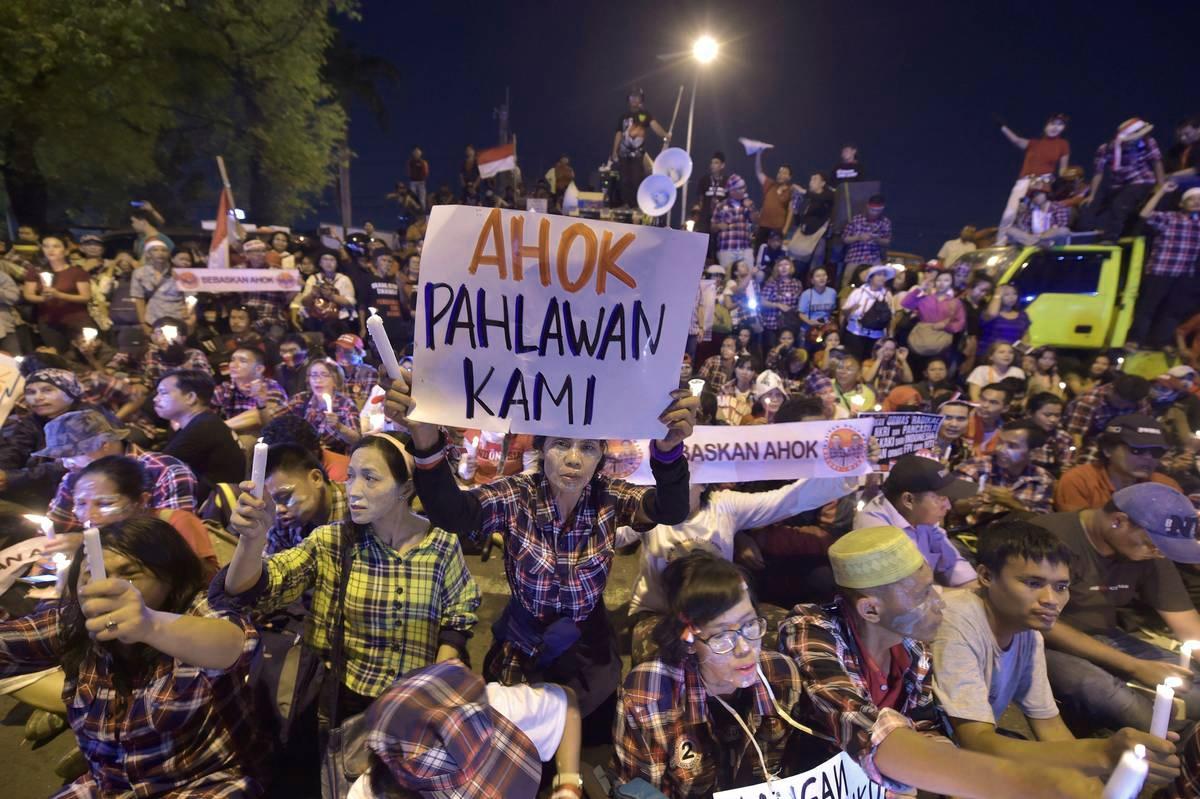 Jakartan entisen kristityn kuvernöörin Basuka Tjahaja Purnaman kannattajat protestoivat jumalanpilkkatuomiota vankilan ulkopuolella pidetyssä mielenosoituksessa.