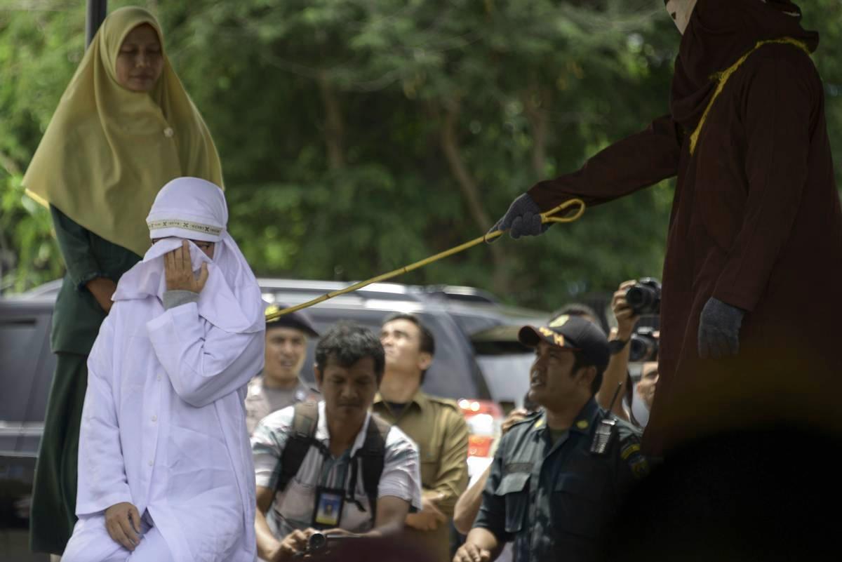 Autonomisella Acechin erityisalueella Indonesiassa on käytössä sharia-laki. Kuvassa indonesialainen kristitty kärsii raipparangaistuksen pelattuaan lastenpeliä, johon liittyy mahdollisuus vaihtaa voittoja rahaksi. Tämä tulkittiin uhkapeliksi.