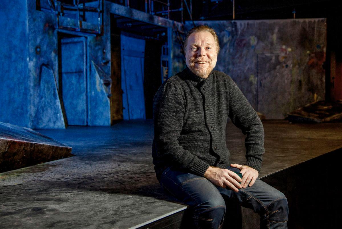 Peer Gynt -näytelmän kulisseissa poseeraava Juha Kukkonen on 50 vuotta täyttävän Ryhmäteatterin ohjaaja ja toinen sen johtajista.