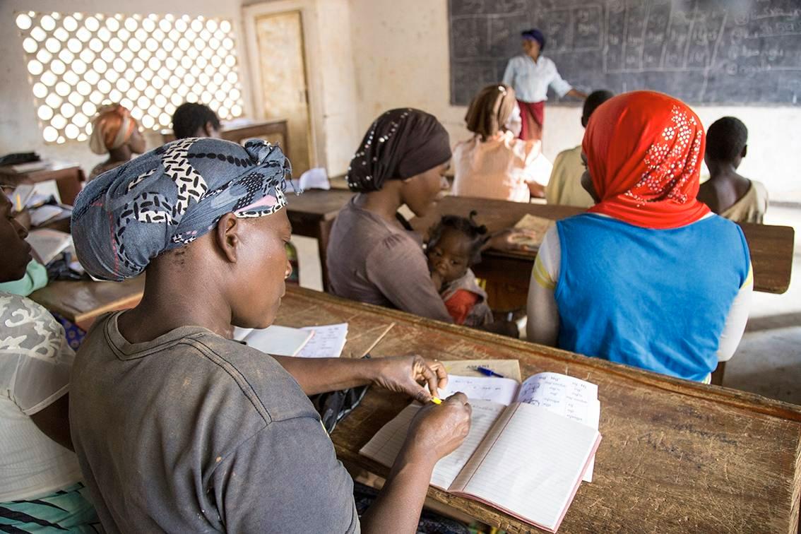 Nämä naiset oppivat lukemaan jaonkielellä. Eni Amadu on innokkaasti mukana oppitunnilla.