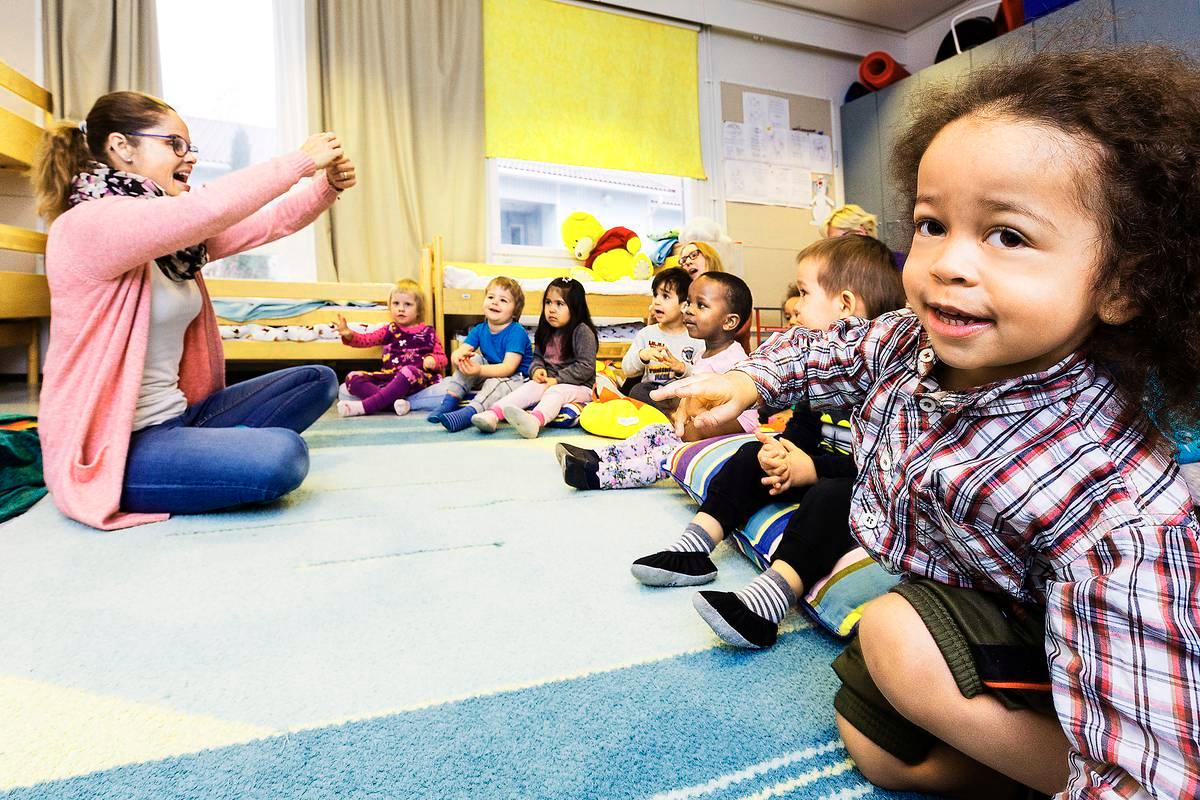 Karuselli-päiväkodin lapset eläytyvät perhetoiminnan ohjaaja Tiina Hännisen kertomukseen Bambino-kauriista ja Lippo-lampaasta. Katsomuskasvatushetken teemana oli toisten auttaminen.