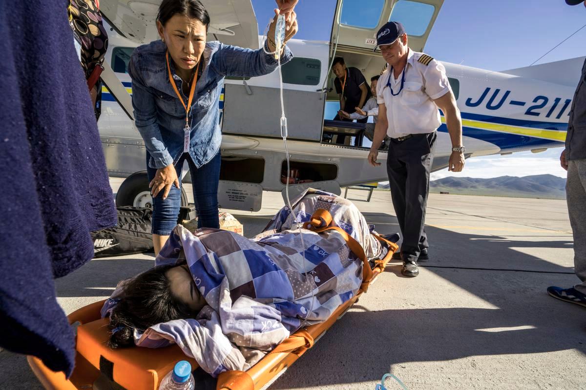 Lentäjä Roy Rissanen järjestämässä sairaslentoa vaikeasti loukkaantuneille auto-onnettomuuden uhreille Mongoliassa.