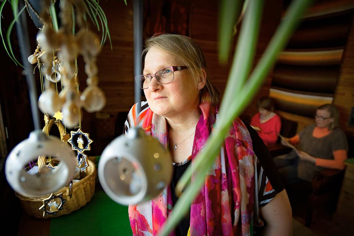 Rukoileminen antaa Outi Lampirannalle sisäistä rauhaa. Henkilökohtaisten rukousaiheiden jakaminen on lähentänyt rukouspiirin osallistujia toisiinsa.