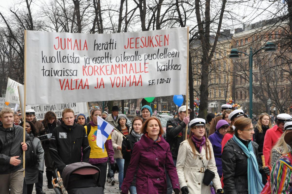 Marssijat kulkivat Etelä-Esplanadilla vuonna 2010. Jeesus-marssi täyttää tänä vuonna 25 vuotta.